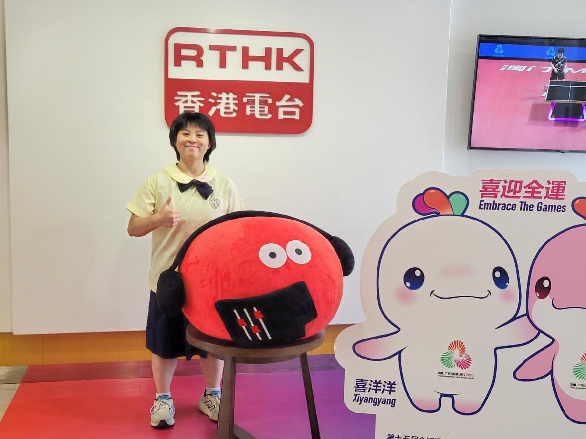 李同學受訪前在香港電台打卡