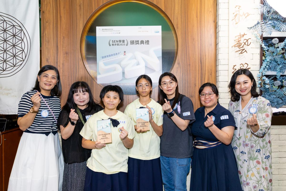 校長、老師和社工一同和得獎者合照，送上祝福