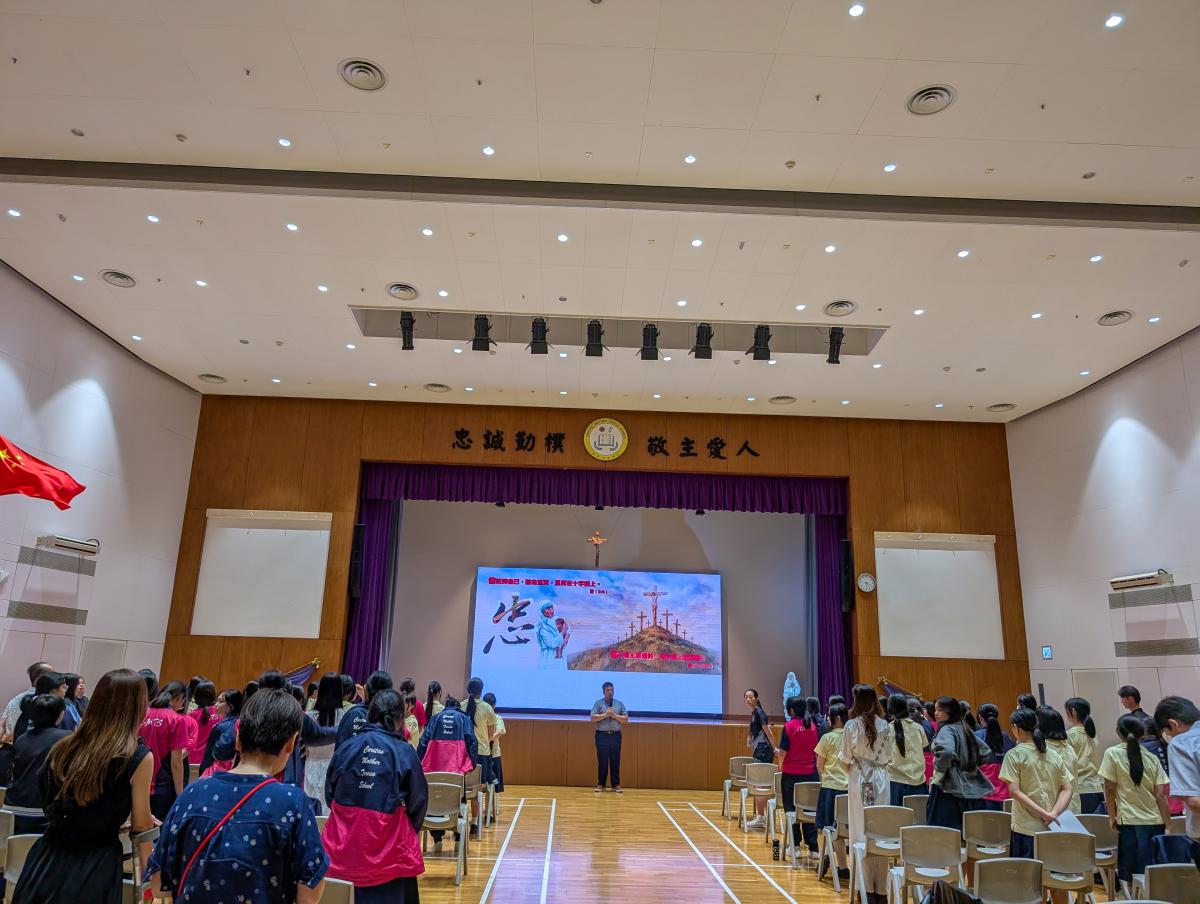 一年一度的主保膽禮，全體員生一同紀念聖德蘭修女以行動關愛近人的事跡