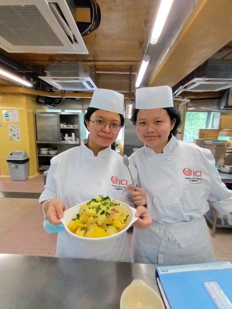 在APL學習中，中五學生認真製作食品