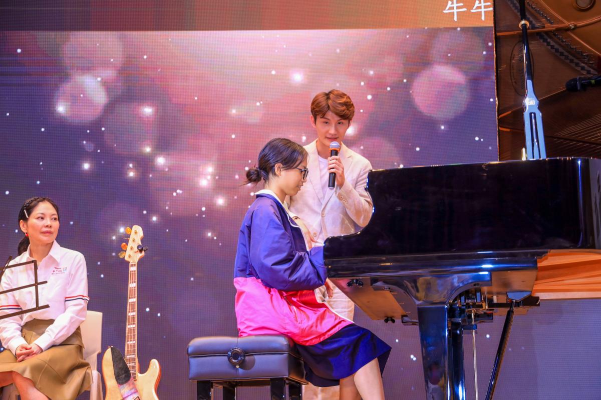 在牛牛指導下，學生更投入創作音樂