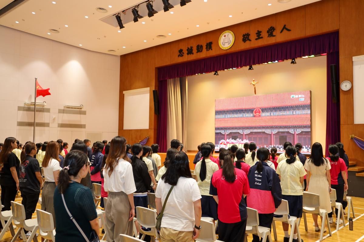 奏唱國歌，國旗緩緩升起