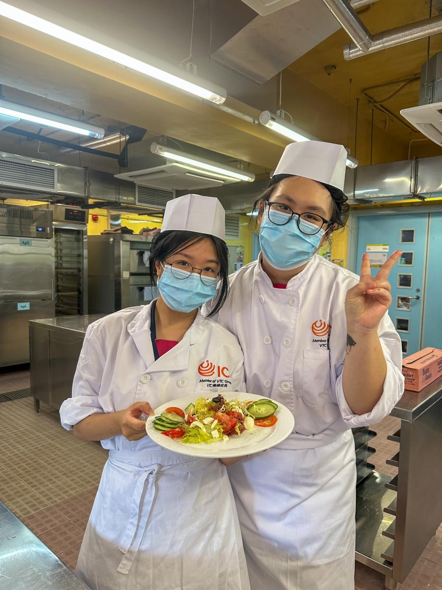 學生在應用學習課程中學習西式食品製作