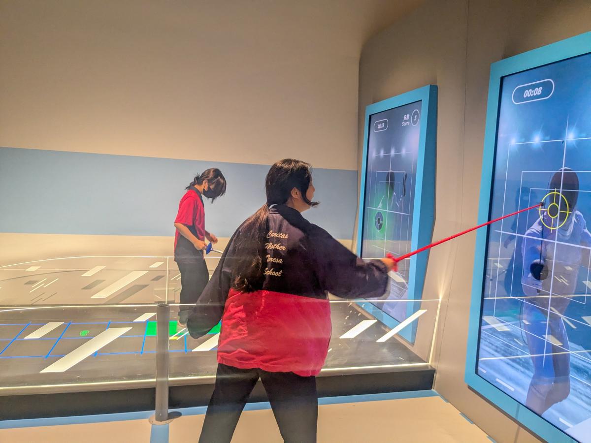 學生模仿劍撃運動員的姿勢，有型有格