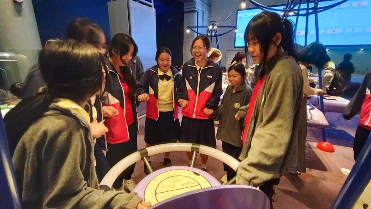 學生興奮地體驗人體傳電