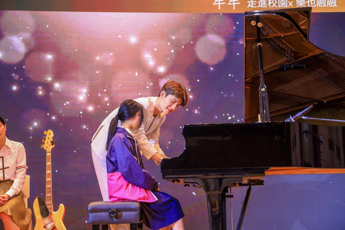 很榮幸有牛牛到校，樂也融融的活動，牛牛親身教導學生演奏鋼琴