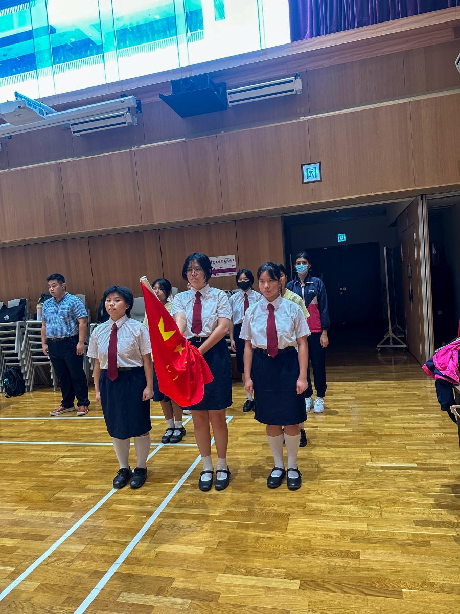 升旗隊莊嚴地進場